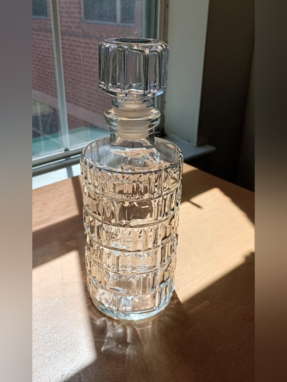 Vintage Mid-Century Federal Glass Geometric Block Decanter with Crest Stopper - Picture 3 of 8